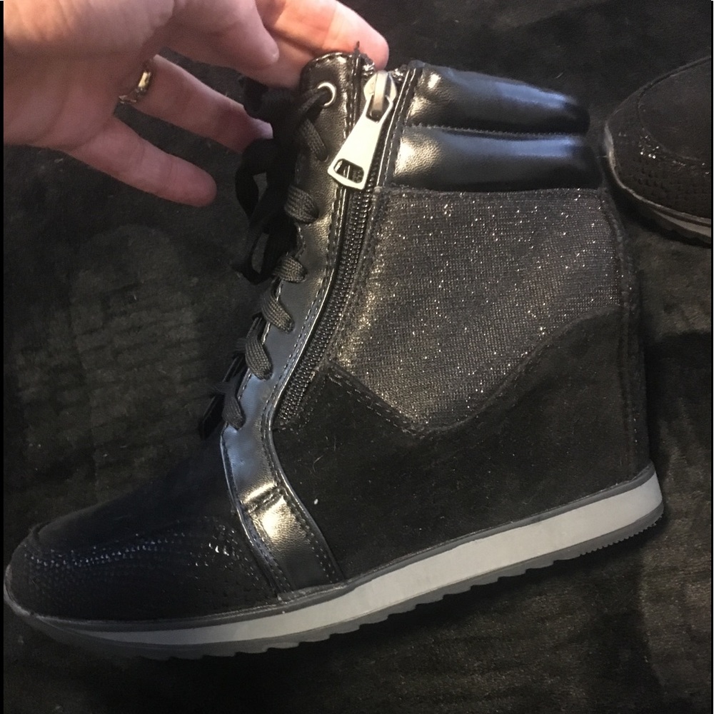 Black wedge sneaker